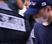 '서현역 흉기 난동' 20대 영장심사 출석‥모든 질문에 '묵묵부답'