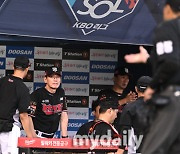 [MD포토] 난감한 이강철 감독 '4회말 박병호도 나가고, 장성우도 나가고'