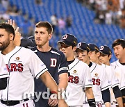 [MD포토] 7이닝 무실점 브랜든 '승리의 하이파이브'