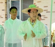 '폭염 대응' 김영록 전남지사, 축산농가 현장 점검