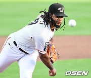 '160km' 괴물 투수도 신기해한 마구, 5월 이후 KBO 최고 투수가 한화에 있다