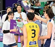 MVP 강소휘,'표승주와 신연경에게 꽃다발 받아' [사진]