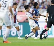 ‘이승우 카즈키와 신경전 옐로카드+추가골까지 폭발’ 수원FC, 전반전 2-0 리드 [오!쎈 수원]