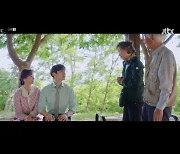 '킹더랜드' 이준호, 좌천된 임윤아 호텔 사며 "자기야"[Oh!쎈 포인트]