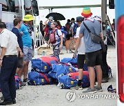 짐 싣는 영국 스카우트 대원들