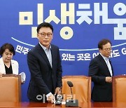 [포토]취임100일 기자간담회 입장하는 박광온 더불어민주당 원내대표