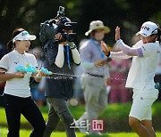 [포토]임진희 '사방에서 쏘는 우승 축하 물세레'