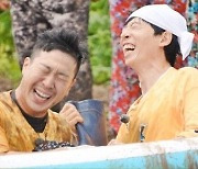 '런닝맨' 유재석VS하하, 19년 '예능 형제'들의 진흙밭 육탄전