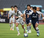 [b11 현장] 설기현 감독의 경남, 서울 이랜드 2-0 완파하고 '2위 점프'… 선두 싸움 재시동 걸었다