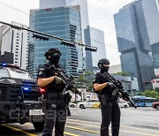 [포토] 강남역 경계근무 중인 경찰특공대와 장갑차