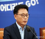 취재진 질문 답변하는 박광온 더불어민주당 원내대표