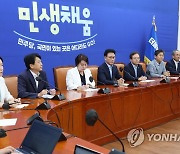 원내대표단 100일 기자간담회에서 발언하는 박광온 원내대표