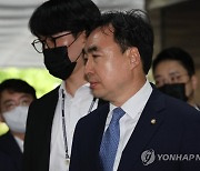 민주, 윤관석 구속에 뒤숭숭…'돈봉투 수수 의혹' 명단에 촉각