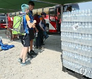 한총리 "책상에 있지 말고 현장 가라"…직접 화장실 청소도(종합)