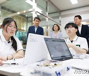 '디지털 기반 융합교육' 선도학교 찾은 이주호 부총리