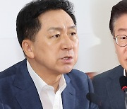 "野 정쟁 악용" vs "남 탓 안 돼"...휴가 복귀 직후 '충돌'