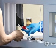 일평균 5만명 확진… 무섭게 퍼지는 코로나에 `4급 하향` 미뤄