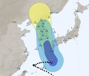 "기차도 탈선시킬 위력"..태풍 '카눈', 한반도 관통 방향 틀었다