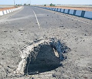 러 점령 헤르손-크름반도 잇는 교량, 미사일 공격 받아···크름반도 ‘고립 작전’?