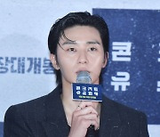 박서준 뜻밖의 태도논란에 머리띠 준 팬 등판 “당사자인 제가 괜찮다”