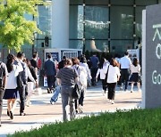 [세종시 돋보기] "공무 보는데 사비 털어야할판"···출장비 삭감에 관가 '부글'