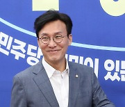 원내대책회의 참석하는 김민석 정책위의장