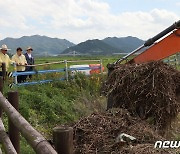 무안군, 태풍 앞두고 강변 부유쓰레기 2500톤 수거