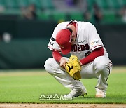 [포토]연속 안타 허용 후 주저앉은 SSG 김광현