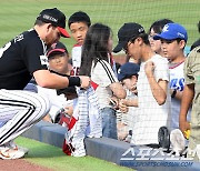 '엘린이와 삼린이 모두 감동' 마음 따뜻한 아저씨 오스틴...'감동받은 한 아이는 엄지 척'