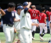 [포토] 대통령배 4강 좌절된 마산 용마고, 경기장 빠져 나가는 장현석