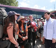 용인시, 잼버리 대원 5300여명 수용...이상일 시장 현장 찾아 '직접 환영'