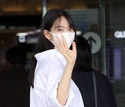 [포토]신민아,청순한 출국인사