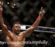 UFC 전 챔피언 은가누 "타이슨 퓨리와 복싱 대결은 내 커리어 최고 빅매치"