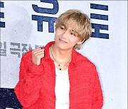 [MD포토] 방탄소년단(BTS) 뷔, '팬들 향해 심쿵 미소'