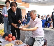 “생명·안전이 먼저인 세상을 만들어야”…문재인 전 대통령, 구례 위령제 참석