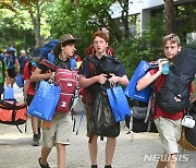 기숙사 이동하는 캐나다 스카우트 대원들