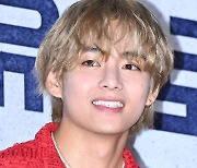 BTS 뷔,'미소에 아미 심장 어택' [사진]