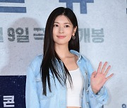 [포토]정소민, 시원한 손인사