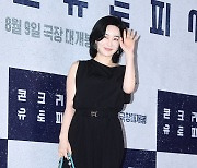 [TD포토] 김혜은 '우아한 손인사'