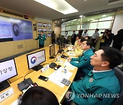 유희동 기상청장에게 태풍 대비 상황 보고받는 김기현 대표