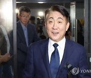 질문에 답하는 이동관 방통위원장 후보자