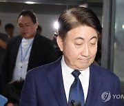 질문 받는 이동관 방통위원장 후보자