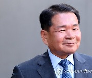 '불법 선거·뇌물수수' 혐의로 재판 향하는 신경호 강원교육감