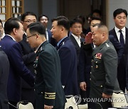 윤석열 대통령에게 경례하는 김계환 해병대사령관