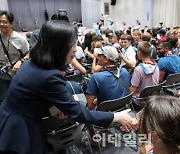 [포토]스카우트 대원들 체험 현장 방문한 김현숙 장관