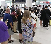 끝없이 길어지는 제주공항 결항 데스크