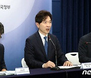 수산물 안전관리 상황 설명하는 박성훈 차관