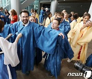 조선시대 의상 '단령'으로 갈아입는 스위스 스카우트 대원들