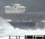 거칠어지는 제주 바다