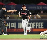 [포토] 김민성, 노련한 플레이로 병살 완성